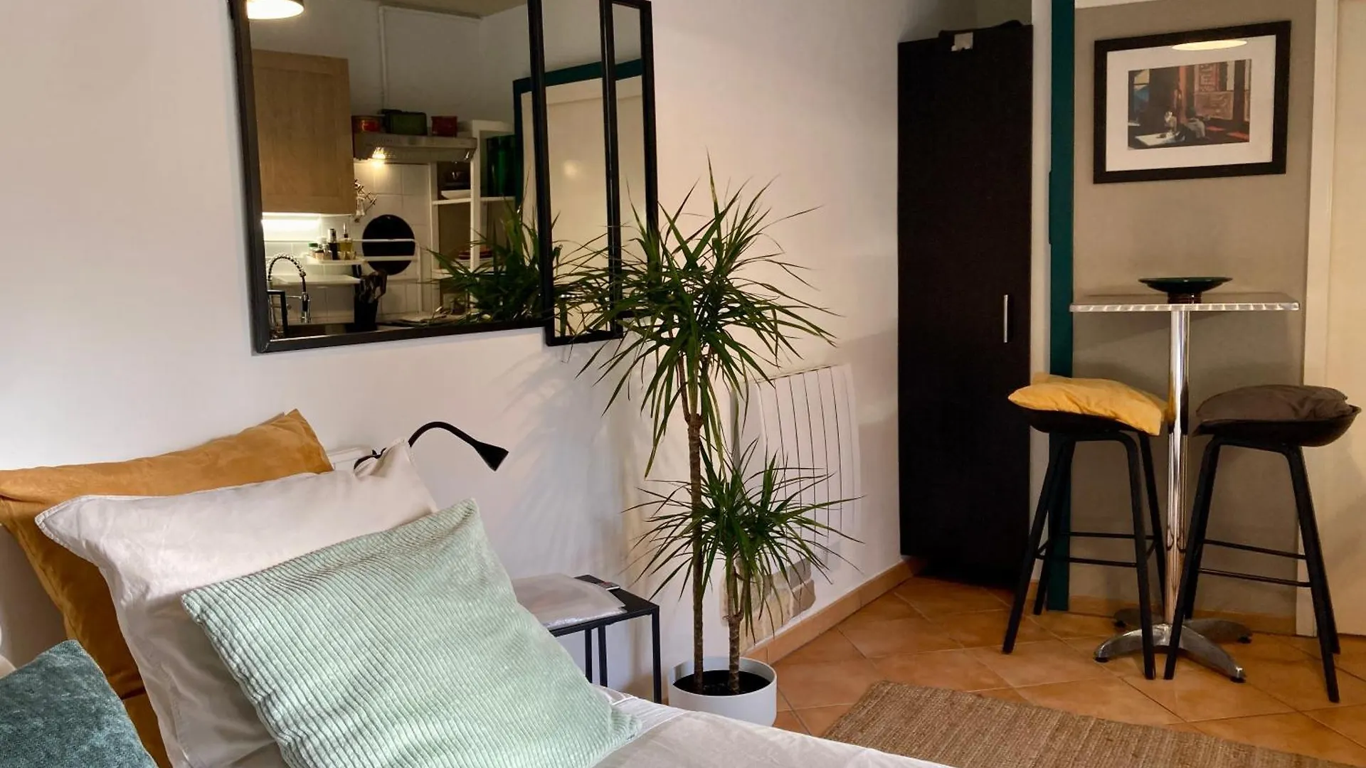 Appart hôtel LE CITY Studio - Aux 4 Logis - Petit déjeuner inclus 1ère nuit Foix